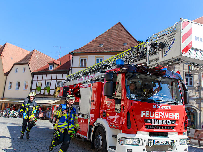 Pl&ouml;tzlich wird es hektisch am Rathausplatz in Forchheim: Die Feuerwehr naht zum Gro&szlig;einsatz.
