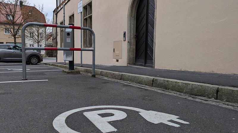 Am Marktplatz in M&uuml;nnerstadt gibt es zwei E-Lades&auml;ulen.