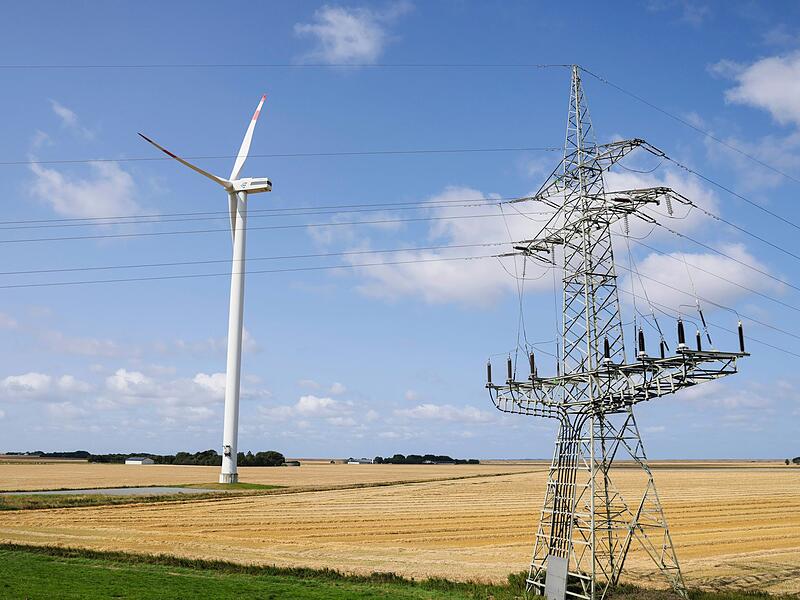 Windrad und Strommast