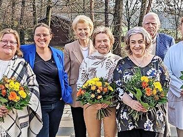 Auf dem Foto von links: Anna Pesce, Patricia Trompeter, Dorothea Deeg, Jadwiga Deeg, Ingrid Halbig, Inge Kleinhenz, Prof. Dr. Deeg, Dr. Susanne Brunner, Jana Renninger. Auf dem Foto von links: Anna Pesce, Patricia Trompeter, Dorothea Deeg, Jadwiga Deeg, Ingrid Halbig, Inge Kleinhenz, Prof. Dr. Deeg, Dr. Susanne Brunner, Jana Renninger.