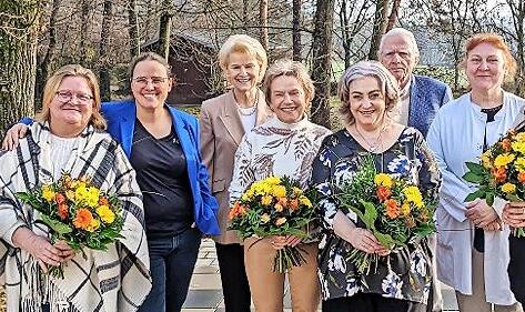 Auf dem Foto von links: Anna Pesce, Patricia Trompeter, Dorothea Deeg, Jadwiga Deeg, Ingrid Halbig, Inge Kleinhenz, Prof. Dr. Deeg, Dr. Susanne Brunner, Jana Renninger. Auf dem Foto von links: Anna Pesce, Patricia Trompeter, Dorothea Deeg, Jadwiga Deeg, Ingrid Halbig, Inge Kleinhenz, Prof. Dr. Deeg, Dr. Susanne Brunner, Jana Renninger.