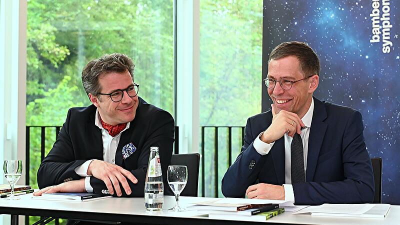 Chefdirigent Jakub Hru&scaron;a (l.) und Intendant Marcus R. Axt stellten das Programm der Spielzeit 2024/2025  vor.