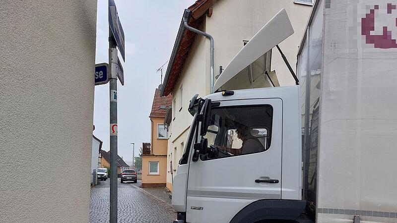 Ein Lasterfahrer versucht abzuschätzen, ob er in der Pfarrgasse um die Kurve kommt.