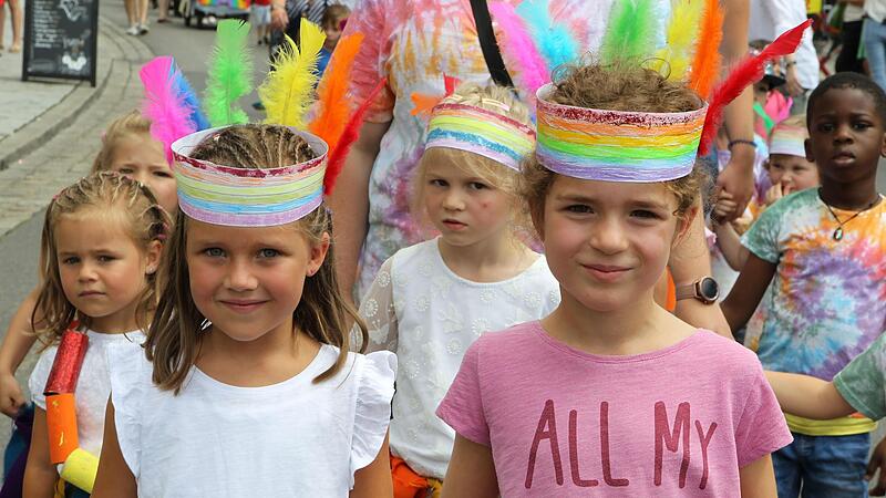 Diese Regenbogensquaws haben sich das Motto besonders zu Herzen genommen: &bdquo;Lichtenfels ist bunt&ldquo;.