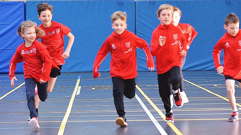 H&ouml;hepunkt der Hallen-Kreismeisterschaften in M&uuml;nnerstadt sind immer die Laufwettbewerbe, vor allem die Staffell&auml;ufe.
