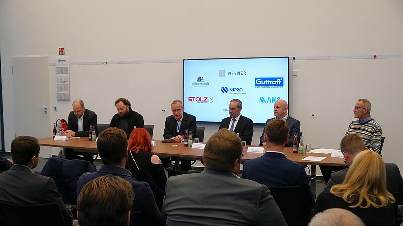 Auf dem Foto von links: Tobias Guttroff (Guttroff), Joel Vogl (Infener), Stephan Arnold (Nipro), Hubert Aiwanger, Michael Kastl und Klimamanager der Stadt, Stefan Richter