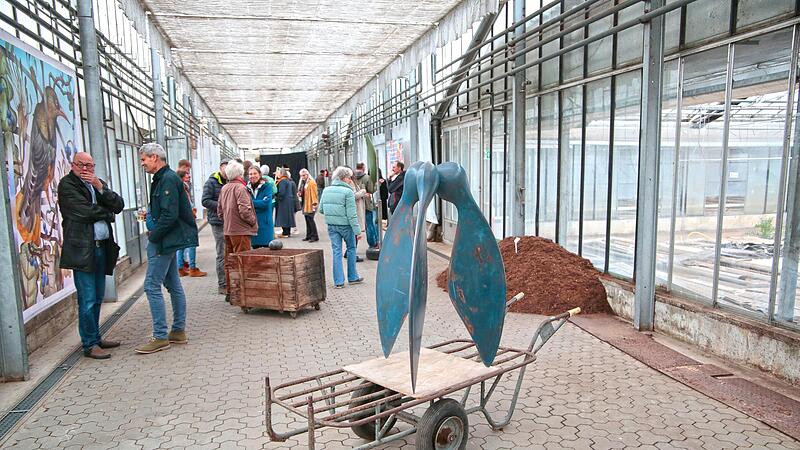 In einer gut drei Hektar großen ehemaligen Gärtnerei am Rand der Münnerstädter Altstadt findet vom 29. April bis 30. Juli das soziokulturelle Projekt „Else!3“ statt. am 14. Juli wird die neue Ausstellung eröffnen. Zur Vernissage kann jeder kommen. In einer gut drei Hektar großen ehemaligen Gärtnerei am Rand der Münnerstädter Altstadt findet vom 29. April bis 30. Juli das soziokulturelle Projekt „Else!3“ statt. am 14. Juli wird die neue Ausstellung eröffnen. Zur Vernissage kann jeder kommen.