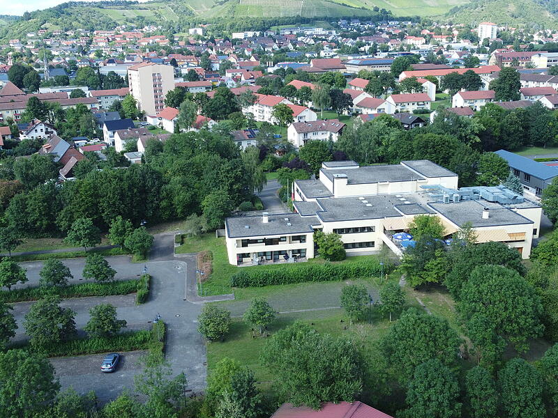 Das Heinrich-K&ouml;ppler-Haus in Hammelburg von oben.