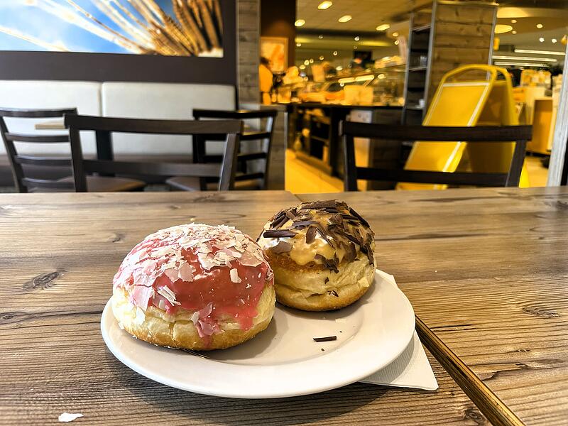 Krapfen Kalchreuther Bäcker Wer die Krapfen hat, hat die Qual der Wahl? Lieber Himmber-Vanille oder Schokolade Krapfen vom Kalchreuther Bäcker?