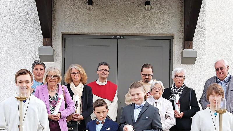 Sie trafen sich zu einem besonderen Fest des Glaubens: hintere Reihe: Renate Meißner, Maria Heierth, Michaela Wilm, Klaus Oberkofler, Pfarrvikar Sebastian Masella, Ingrid Marek, Rosa Meißner und Rainer Laaber. Vorne: in der Mitte die Erstkommunion... Sie trafen sich zu einem besonderen Fest des Glaubens: hintere Reihe: Renate Meißner, Maria Heierth, Michaela Wilm, Klaus Oberkofler, Pfarrvikar Sebastian Masella, Ingrid Marek, Rosa Meißner und Rainer Laaber. Vorne: in der Mitte die Erstkommunion...