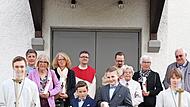 Sie trafen sich zu einem besonderen Fest des Glaubens: hintere Reihe: Renate Mei&szlig;ner, Maria Heierth, Michaela Wilm, Klaus Oberkofler, Pfarrvikar Sebastian Masella, Ingrid Marek, Rosa Mei&szlig;ner und Rainer Laaber. Vorne: in der Mitte die Erstkommunion...