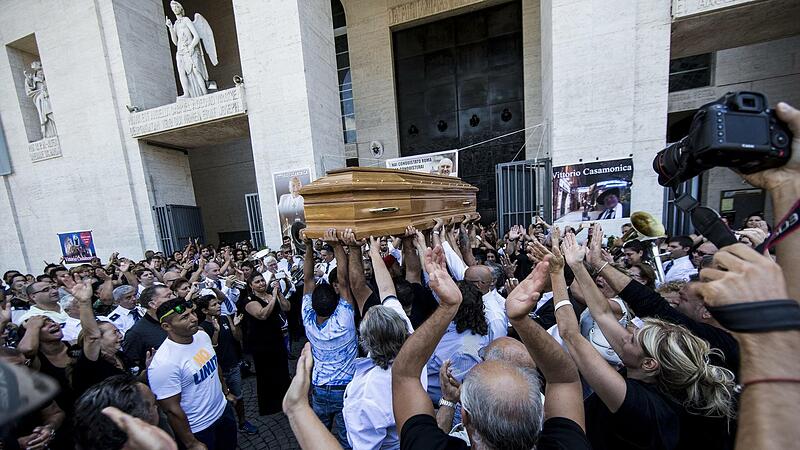 Dreiste Machtdemonstration: das Begräbnis von Vittorio Casamonica 2015 in aller Öffentlichkeit.