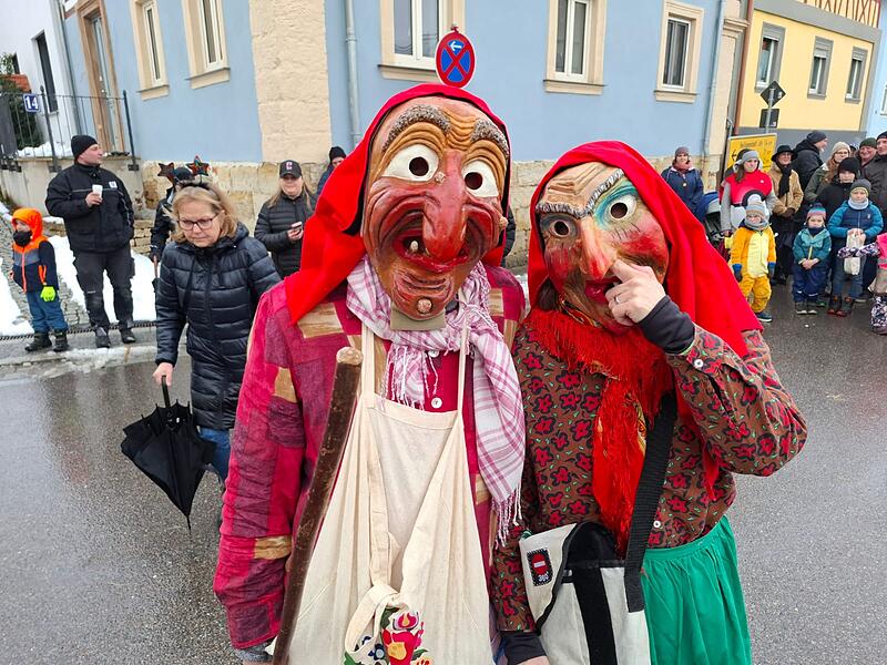 Ganz sch&ouml;n was los in Geisfeld: alle Impressionen vom Faschingsumzug!