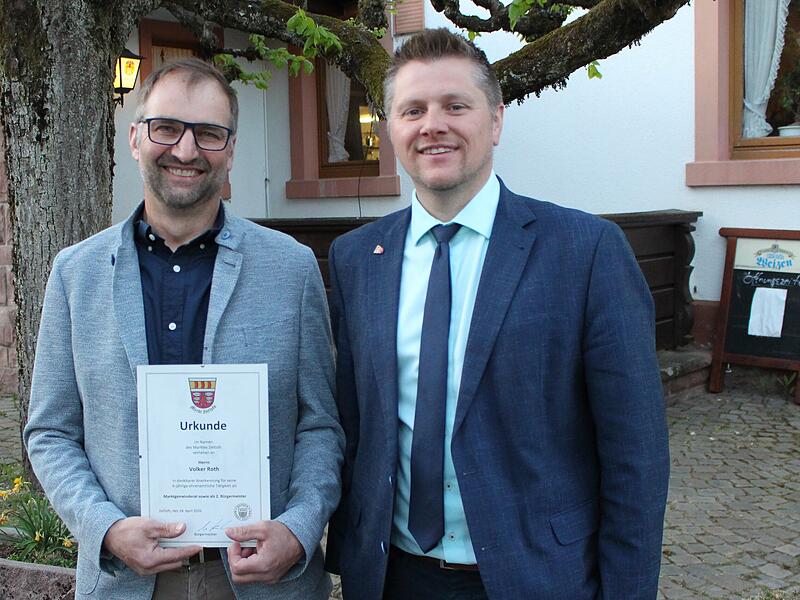 B&uuml;rgermeister Matthias Hauke (rechts)verabschiedet seinen Stellvertreter Volker Roth nach einer Wahlperiode als Gemeinderat von 2020 bis 2026.