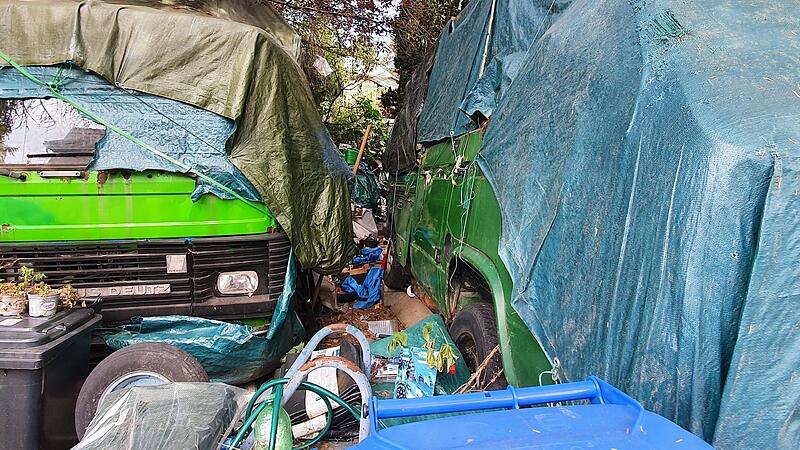 Die Einfahrt des Hauses in einer beschaulichen Kulmbacher Wohngegend ist komplett zugem&uuml;llt Foto: Christine Fischer