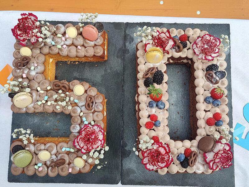 Für die 50-Jahr-Feier Feier haben die beiden Krippen-Mitarbeiterinnen Kerstin Freitag und Melanie Walter eine extra Jubiläumstorte gebacken.
