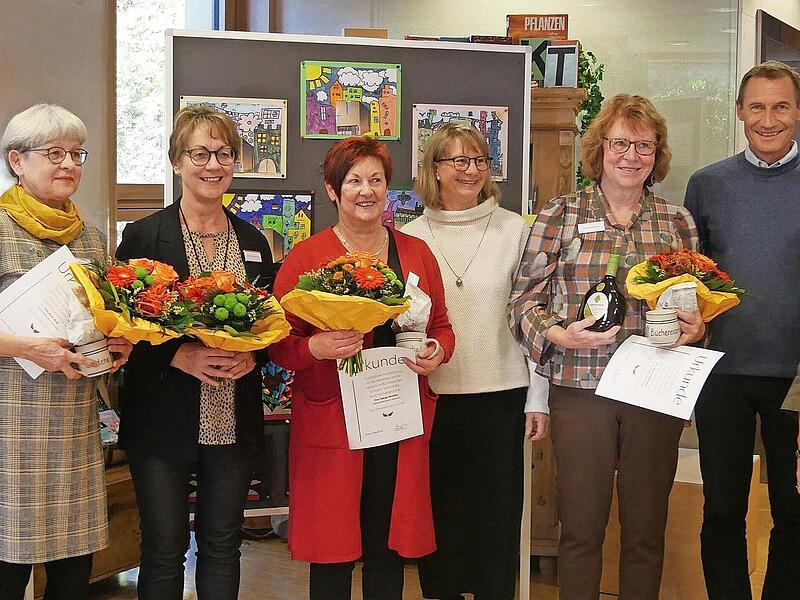 Bürgermeister Wolfgang Möhrlein, Karin Wolf, Maria Zimmermann, Marga Weidner, Leiterin des St. Michaelsbundes Bamberg,Melanie Dirauf, Andrea Möhrlein, Pfarrer Marianus Schramm, Büchereileiterin Irmi Barthelmes.