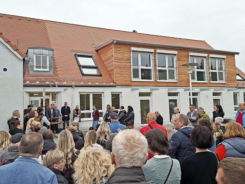 Viele G&auml;ste waren zur Einweihung der integrativen Kindertagesst&auml;tte in in Oberlangenstadt gekommen.