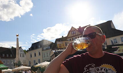 Probe-Trinken f&uuml;r die ber&uuml;hmte Bierwoche? Nein, echte Kulmbacher k&ouml;nnen immer feiern.