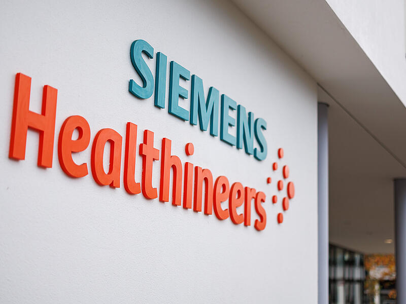 Der Medizintechnik-Konzern Siemens Healthineers blickt zurück auf das Geschäftsjahr und wagt eine Prognose für 2026. Indes steht in München Mitte November eine spannende Entscheidung an.