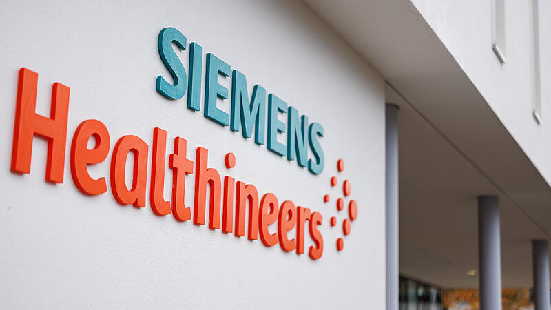 Der Medizintechnik-Konzern Siemens Healthineers blickt zur&uuml;ck auf das Gesch&auml;ftsjahr und wagt eine Prognose f&uuml;r 2026. Indes steht in M&uuml;nchen Mitte November eine spannende Entscheidung an.