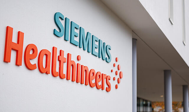 Der Medizintechnik-Konzern Siemens Healthineers blickt zurück auf das Geschäftsjahr und wagt eine Prognose für 2026. Indes steht in München Mitte November eine spannende Entscheidung an.