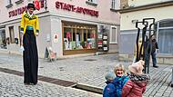 Näher wollten die Kleinen nicht an den Stelzenmann ran.Forchheim & Fränkische Schweiz Näher wollten die Kleinen nicht an den Stelzenmann ran.Forchheim & Fränkische Schweiz