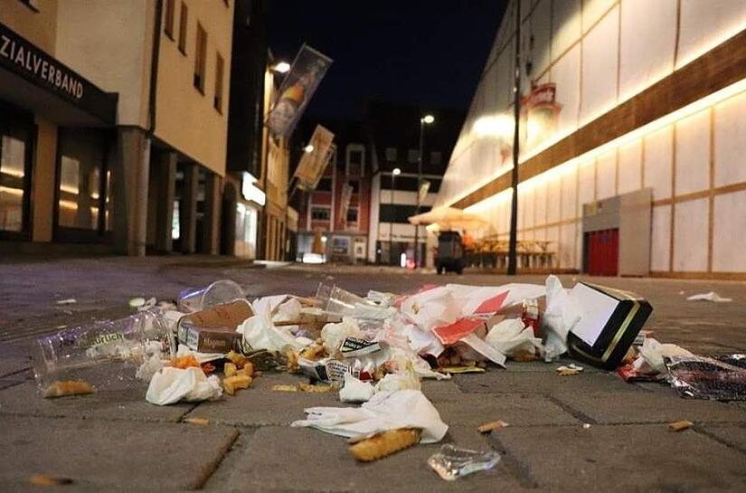 So sieht es nach einem Festtag vor dem Kulmbacher Stadel bei den Aufräumarbeiten des Bauhofs aus.
