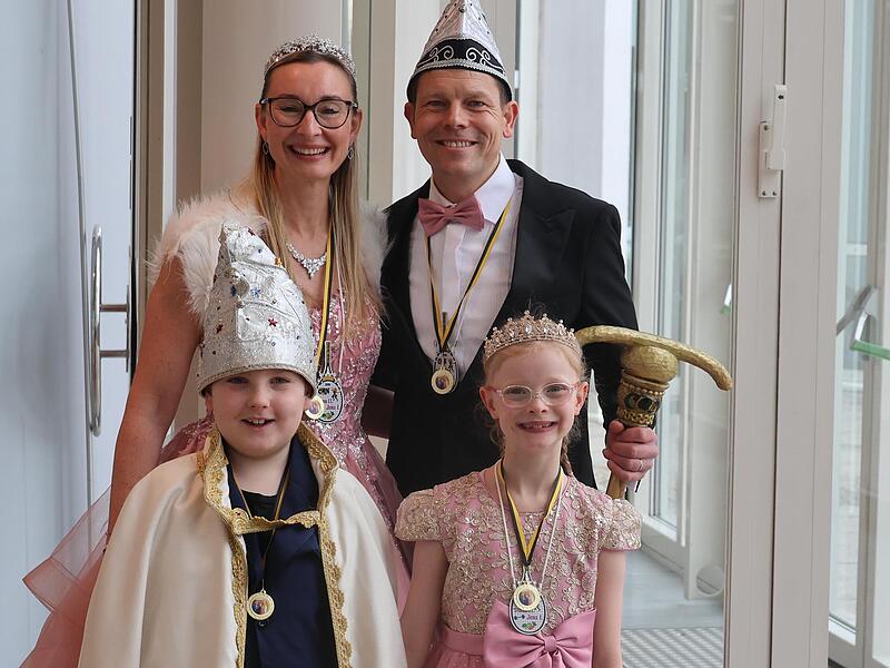 Das erwachsene und das Nachwuchsprinzenpaar: Vorne Luis I. und Mila I., hinten Diana II. und Jens I (jeweils von links).