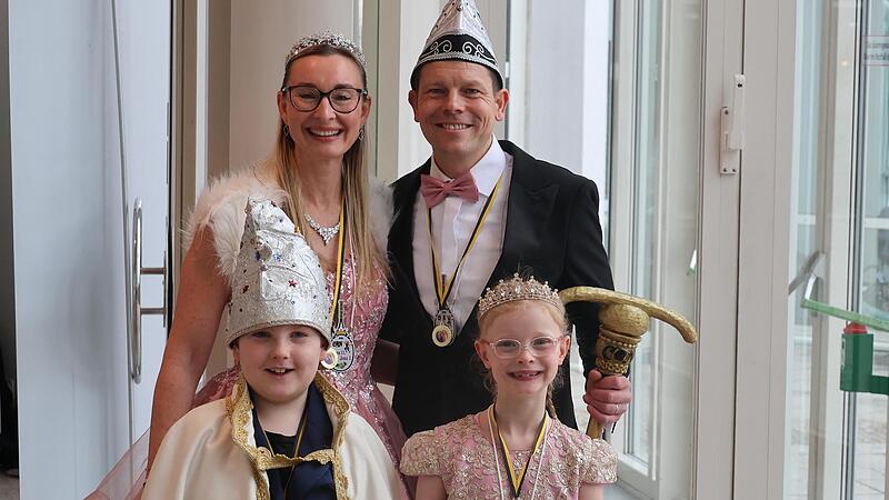 Das erwachsene und das Nachwuchsprinzenpaar: Vorne Luis I. und Mila I., hinten Diana II. und Jens I (jeweils von links).