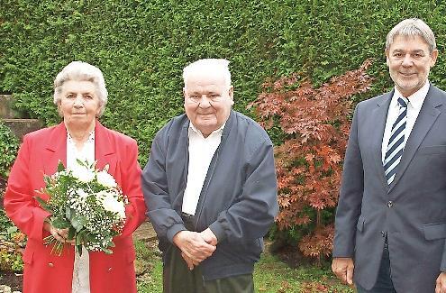 Das Jubelpaar mit Bürgermeister Gerhard Wunder (rechts)