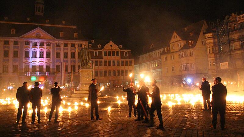 Zumindest Bilder wie diese soll es k&uuml;nftig nicht mehr geben: Die brennenden Fackeln sollen nicht mehr in die Mitte des Coburger Marktplatzes geworfen, sondern in Feuerschalen abgelegt werden.