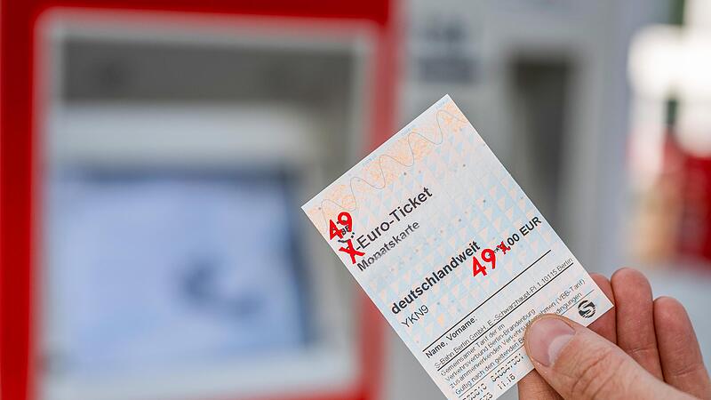 Das Deutschlandticket kommt zum 1. Mai 2023 und wird 49 Euro kosten. Das Deutschlandticket kommt zum 1. Mai 2023 und wird 49 Euro kosten.