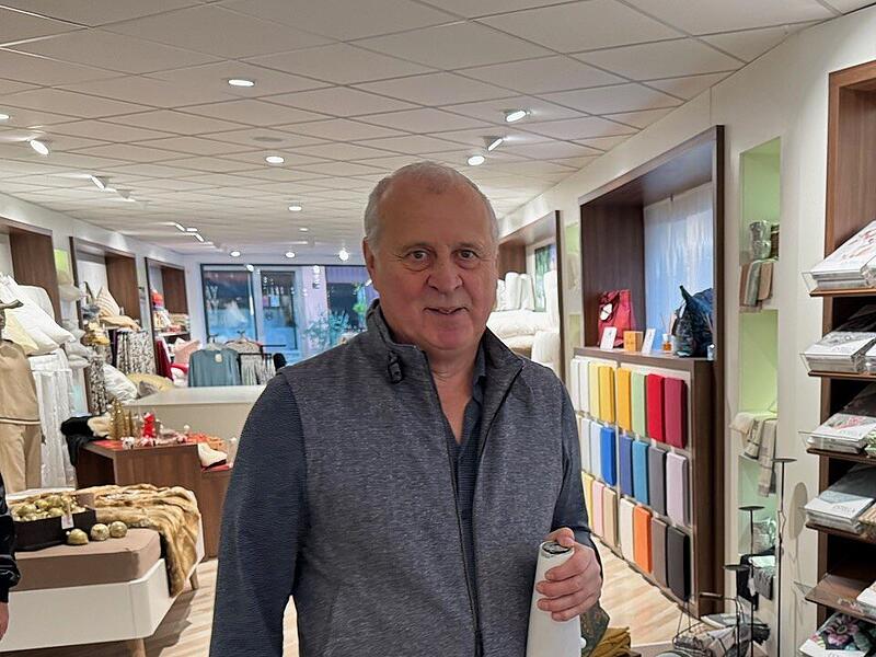 Auch "Schlafkultur Welker" hatte am Sonntag in Herzogenaurach ge&ouml;ffnet. Michael Welker repariert gerade eine Schaufensterpuppe.