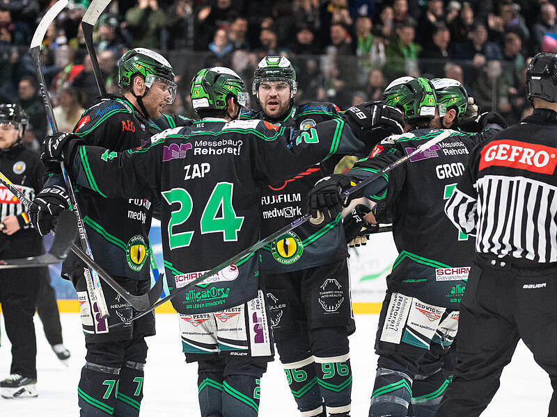 Anton Seewald (Mitte) fehlte H&ouml;chstadt sehr. Der St&uuml;rmer f&uuml;hrt die Torj&auml;gerliste dennoch an, verdient beim HEC abermals die Bestnote.