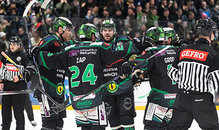 Anton Seewald (Mitte) fehlte H&ouml;chstadt sehr. Der St&uuml;rmer f&uuml;hrt die Torj&auml;gerliste dennoch an, verdient beim HEC abermals die Bestnote.