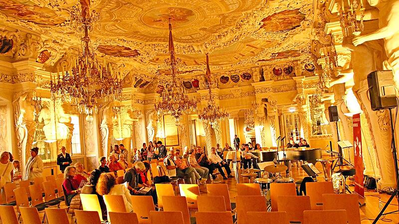 Der prunkvolle Riesensaal der Ehrenburg. Der prunkvolle Riesensaal der Ehrenburg.