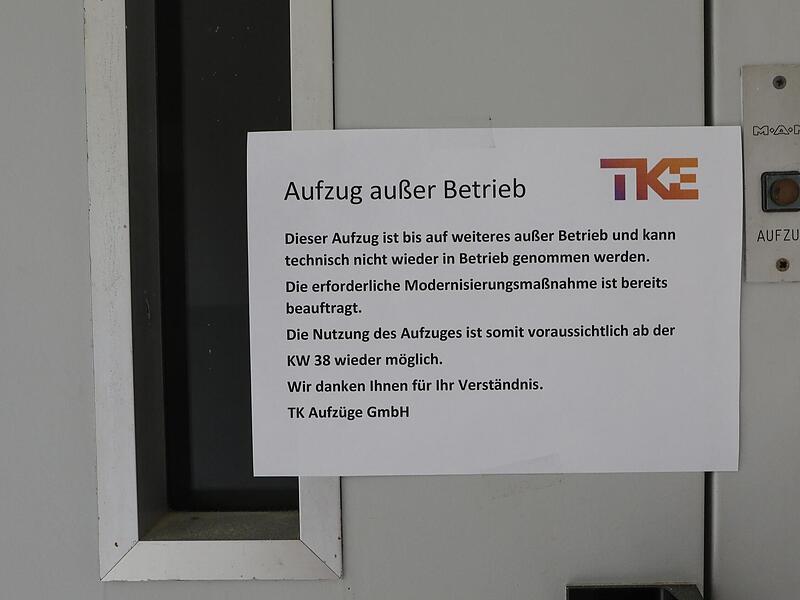 Außer Betrieb – ob der Aufzug Mitte September dann wieder läuft? Die Mieter haben inzwischen ihre Zweifel.Forchheim & Fränkische Schweiz Außer Betrieb – ob der Aufzug Mitte September dann wieder läuft? Die Mieter haben inzwischen ihre Zweifel.Forchheim & Fränkische Schweiz
