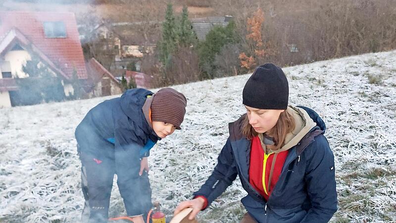 Max Lilie und Moritz Zipfel heizen kräftig vor der Kapelle bei Kaider ein. Max Lilie und Moritz Zipfel heizen kräftig vor der Kapelle bei Kaider ein.