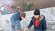 Max Lilie und Moritz Zipfel heizen kräftig vor der Kapelle bei Kaider ein.