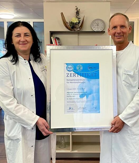 Ober&auml;rztin Mihaela Gaspar und Dr. Peter Feyerherd, Standortleiter der Allgemein- und Viszeralchirurgie, mit dem Zertifikat.