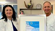 Ober&auml;rztin Mihaela Gaspar und Dr. Peter Feyerherd, Standortleiter der Allgemein- und Viszeralchirurgie, mit dem Zertifikat.