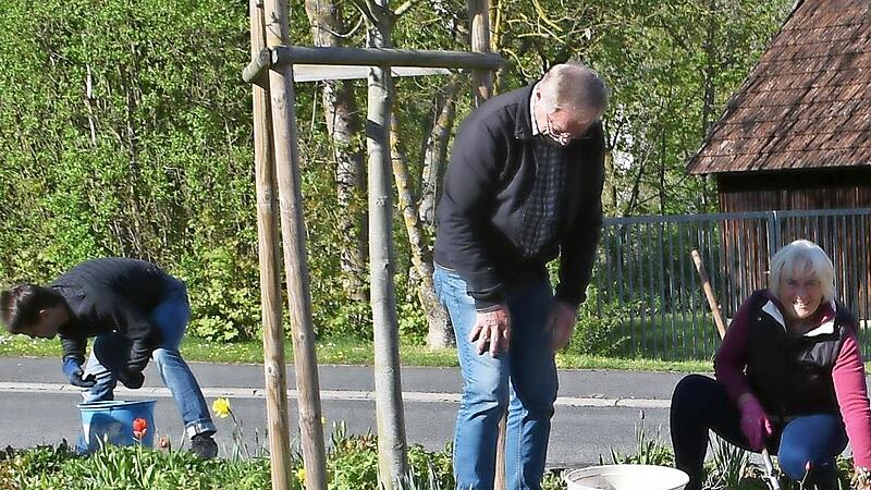 Eine Gruppe der Aktion &bdquo;Wir bringen unser Dorf auf Vordermann&ldquo; bearbeite die Gr&uuml;nfl&auml;che am Verkehrsdreieck.