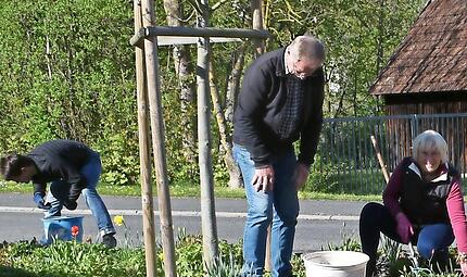 Eine Gruppe der Aktion „Wir bringen unser Dorf auf Vordermann“ bearbeite die Grünfläche am Verkehrsdreieck. Eine Gruppe der Aktion „Wir bringen unser Dorf auf Vordermann“ bearbeite die Grünfläche am Verkehrsdreieck.