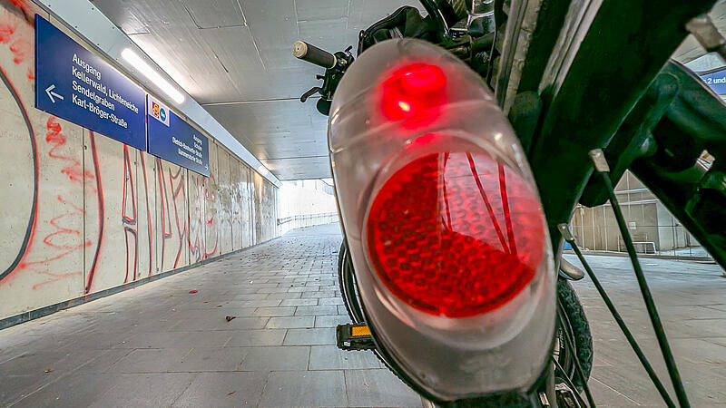 Die Unterführung an der Dietrich-Bonhoeffer-Straße ist ab dem 7. Oktober erneut für einen Monat gesperrt. Die Gründe sind auf dem Boden zu finden - schon wieder.