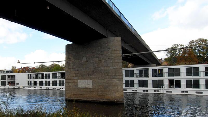 Wenn große Schiffe Haßfurt passieren, bleibt wenig Abstand zum Brückenpfeiler. Bislang ist nichts passiert. Wenn große Schiffe Haßfurt passieren, bleibt wenig Abstand zum Brückenpfeiler. Bislang ist nichts passiert.