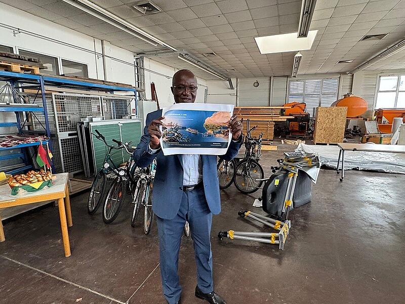 Souleymane Ouoba zeigt in Herzogenaurach auf, welchen Seeweg der Container nehmen wird.