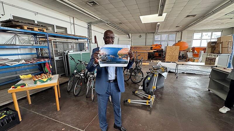 Souleymane Ouoba zeigt in Herzogenaurach auf, welchen Seeweg der Container nehmen wird. Souleymane Ouoba zeigt in Herzogenaurach auf, welchen Seeweg der Container nehmen wird.