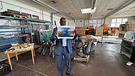 Souleymane Ouoba zeigt in Herzogenaurach auf, welchen Seeweg der Container nehmen wird. Souleymane Ouoba zeigt in Herzogenaurach auf, welchen Seeweg der Container nehmen wird.