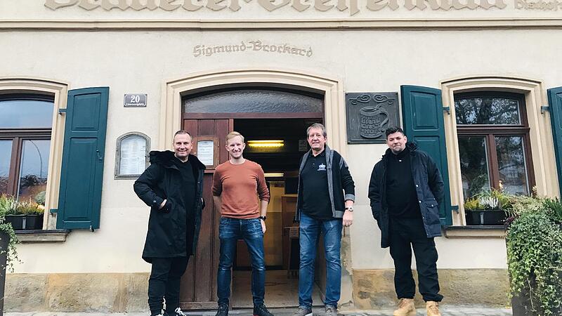 Tim Raue, Sigmund Brockard Junior, Sigmund Brockard und Tim M&auml;lzer (on links) vor dem "Greifenklau"